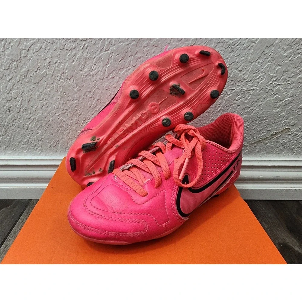 Kids Nike Jr TIEMPO LEGEND 9 Club Soccer Cleats, Hot Pink, Size 1.5Y